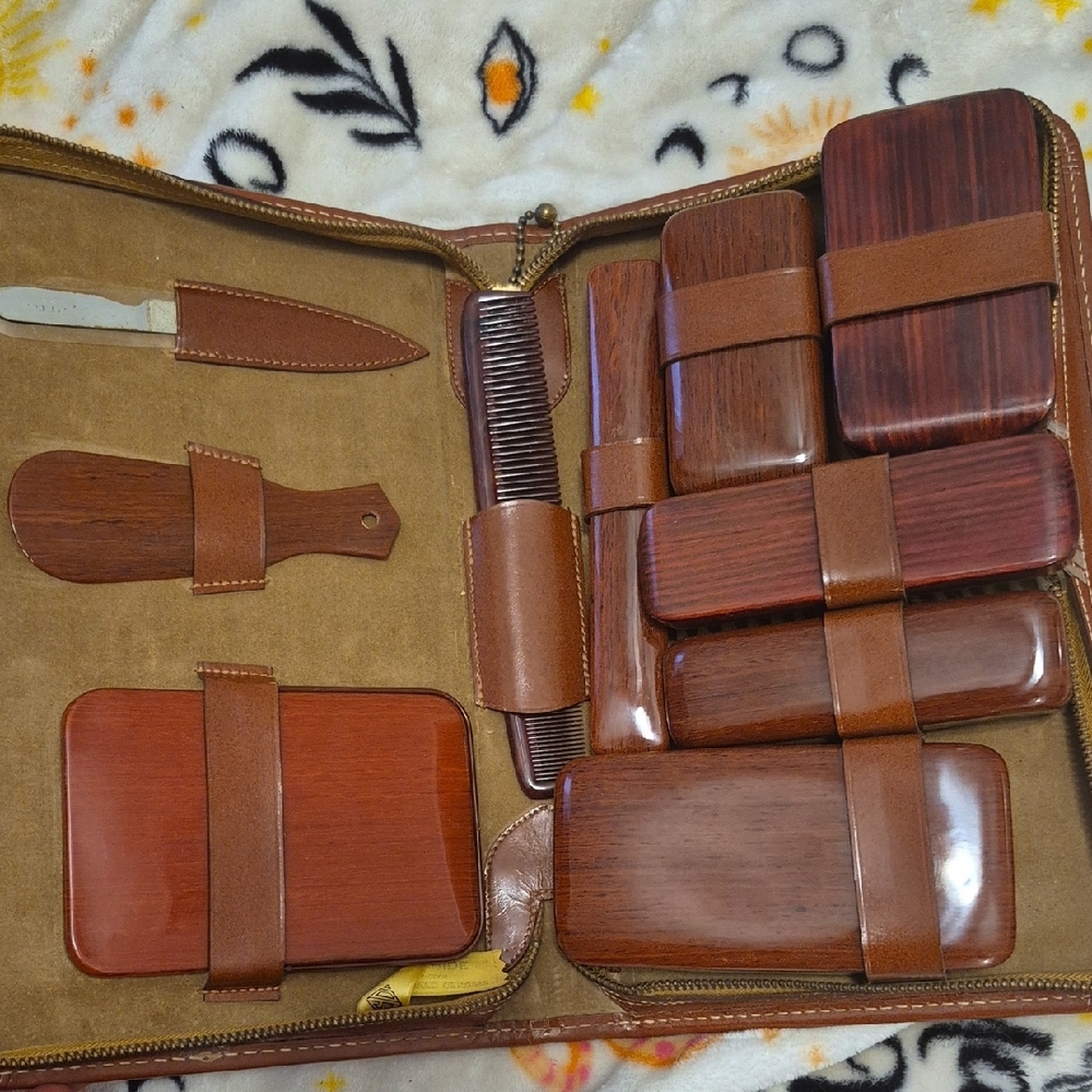 Elegant Brown Grooming Kit/Leather Cleaner